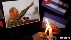 Người dân thắp nến, tưởng nhớ ông Fidel Castro ở Tegucigalpa, Honduras, hôm 26/11.
