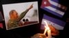 Warga menyalakan lilin di samping foto Fidel Castro, sebagai penghormatan untuk mendiang pemimpin revolusioner Kuba itu, di Tegucigalpa, Honduras (26/11). (Reuters/Jorge Cabrera)