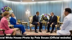 US President Barack Obama,with Secretary of State Hillary Rodham Clinton and Ambassador Kristie Kenney, meets with King Bhumibol Adulyadej