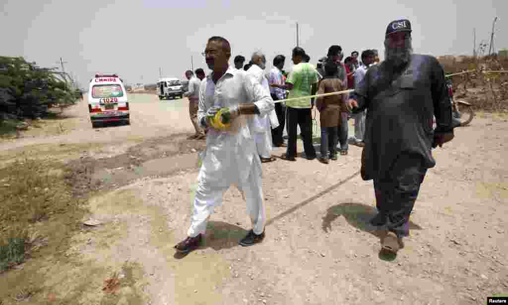 Security officials cordon off an area where gunmen attacked passengers on a bus in Karachi, May 13, 2015.