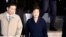 韩国被罢黜的总统朴槿惠（右）离开检察官办公室（2017年3月22日）