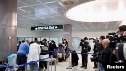 2022年12月28日，来自中国的旅客正在意大利米兰的马尔彭萨机场排队等候接受COVID-19检测。