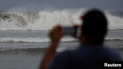 Un homme prend une photographie des vagues avant l'arrivée de l'ouragan Maria, Porto Rico, le 19 septembre 2017.