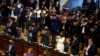 Represntantes de la Asamblea Legislativa en El Salvador, votan el 1 de mayo para destituir a los 5 jueces de la Corte Suprema, lo que ha desencadenado una repulsa internacional.