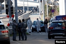 Polisi mengamankan area setelah sebuah mobil menabrak kerumunan, di Mannheim, Jerman, 3 Maret 2025. (Heiko Becker/REUTERS)