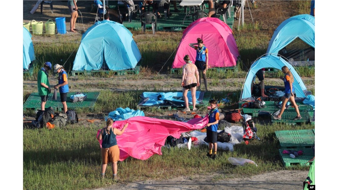 Para peserta jambore dunia membongkar tenda-tenda mereka untuk dievakuasi dengan bus, menjelang datangnya topan Khanun, di Buan, Korea Selatan mulai Selasa (8/8).