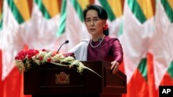 Pemimpin de facto Myanmar, Aung San Suu Kyi menyampaikan pidato soal krisis Rohingya di Naypyitaw, Myanmar, Selasa (19/9). 