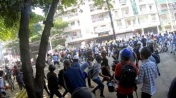 Manifestantes corren huyendo de las balas, en Yangon, Myanmar, el 8 de marzo de 2021.