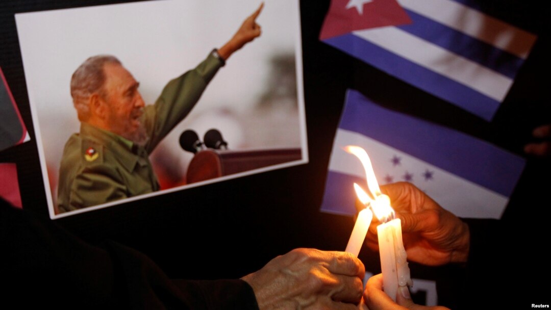 Người dân thắp nến, tưởng nhớ ông Fidel Castro ở Tegucigalpa, Honduras, hôm 26/11.