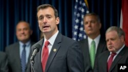 El fiscal federal para el Distrito Sur de la Florida, Wilfredo Ferrer, centro, dijo que a las 17 personas imputadas se suman a "ocho miembros que también fueron enjuiciados en Miami. En total, estamos hablando de 25 acusados", de los cuales, 12 ya han sido capturados. 