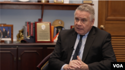 资料照片：共和党联邦众议员克里斯·史密斯在国会山接受美国之音专访。(2026年3月27日)