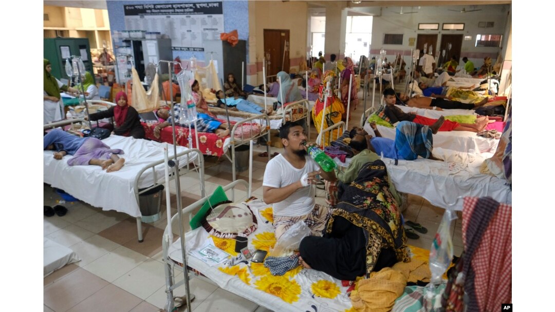 بنگلہ دیش کے دار الحکومت ڈھاکہ کے ایک ہسپتال میں ڈینگی کے مریضوں کا علاج ہورہا ہے ، فوٹو اے پی 10 اگست 2023