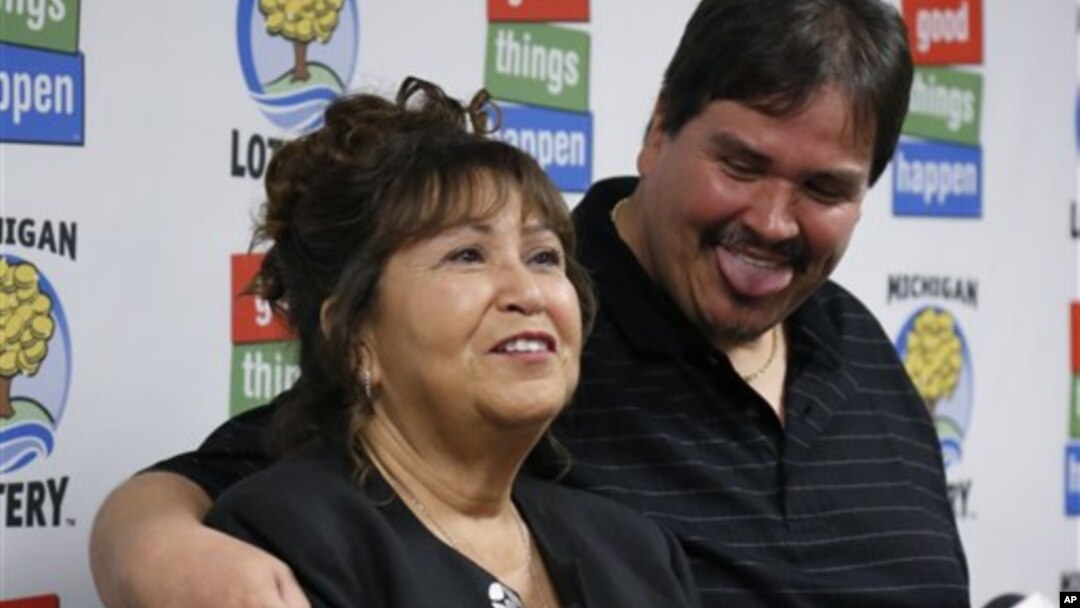 Ông Donald Lawson (phải), 44 tuổi, cư ngụ tại Lapeer, bang Michigan trúng độc đắc Powerball 337 triệu đôla (31/8/2012) 