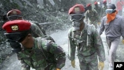 Indonesian soldiers search for victims after eruption of Mount Merapi in Cangkringan, Yogyakarta, 8 Nov. 2010.