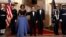 El presidente francés, Francois Hollande, saluda en la Casa Blanca, donde le fue ofrecido un banquete de Estado. Le acompañan la primera dama Michelle Obama y el presidente Barack Obama.