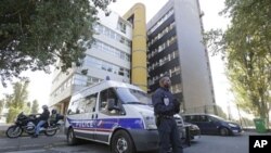 2012年9月19日,一名法国警察在法国巴黎的查理讽刺周刊总部外面守卫