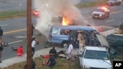 Des flammes s’échappent d'un véhicule après un accident mortel dimanche 8 novembre 2015, à Hyattsville, MD, Etats-Unis. (Steve Ramsey via AP) 