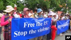 Around 200 evictees from two Phnom Penh developments gathered in front of the National Assembly, demanding that 15 of their representatives be released from jail, file photo. 