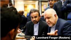 El ministro de Petróleo de Irán, Bijan Zanganeh, habla con periodistas antes del comienzo de una reunión de la Organización de Países Exportadores de Petróleo (OPEP) en Viena, Austria. 