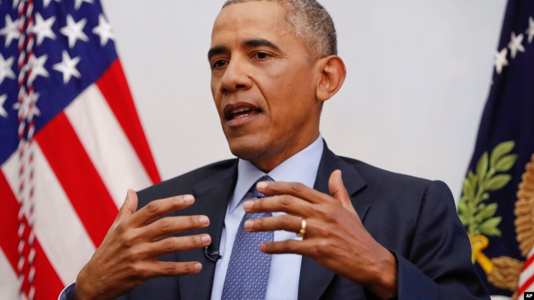 Le président Barack Obama, à droite, répond aux questions des journalistes dans la ville de Washington, le 6 janvier 2017. 