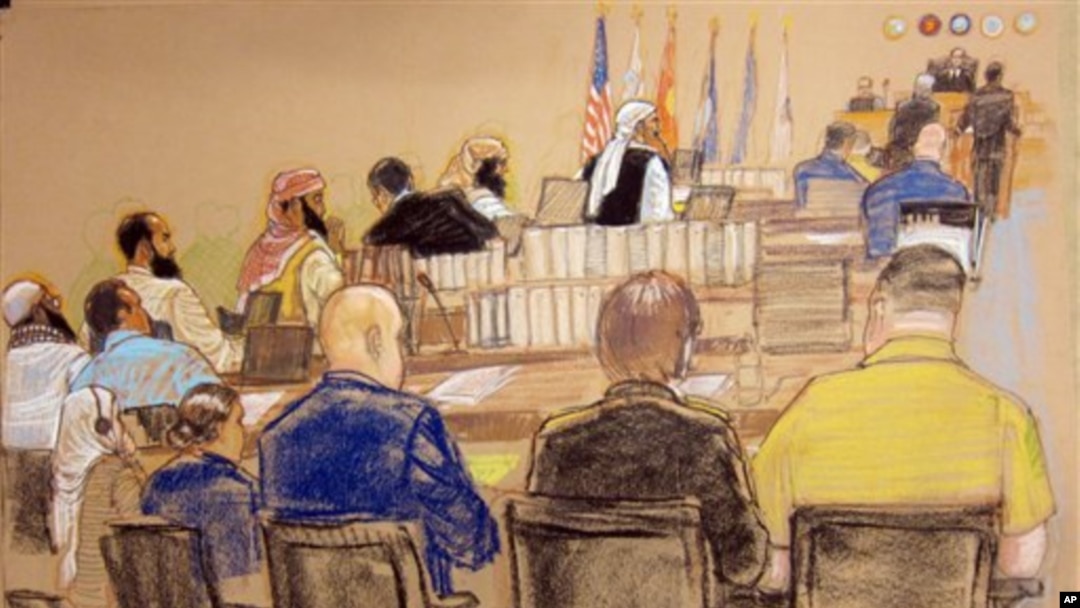 Sketsa gambar sidang pendahaluan dengar pendapat bagi 5 tersangka teroris serangan 11 September 2001 di Teluk Guantanamo hari Senin (15/10).