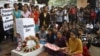 印度人悼念去世的强奸受害者