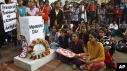 Indijci odaju poštu žrtvi brutalnog silovanja u Nju Delhiju