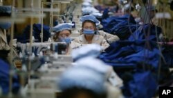 지난해 12월 개성공단 내 한국 기업 공장에서 북한 근로자들이 제품을 생산하고 있다.