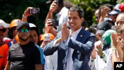 El presidente interino Juan Guaidó y su comitiva inició el jueves 21 de febrero de 2019 el viaje de 800 kilómetros por carretera en buses y autos hacia la frontera con Colombia.