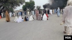 لکي مروت کې ښځي اؤ سړي دڅلور کلن ماشوم اویس د وژنې په ضد احتجاج کوي