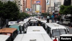 Archivo. Autobuses bloquean una avenida en Caracas durante una protesta del transporte público el 3 de agosto de 2018.