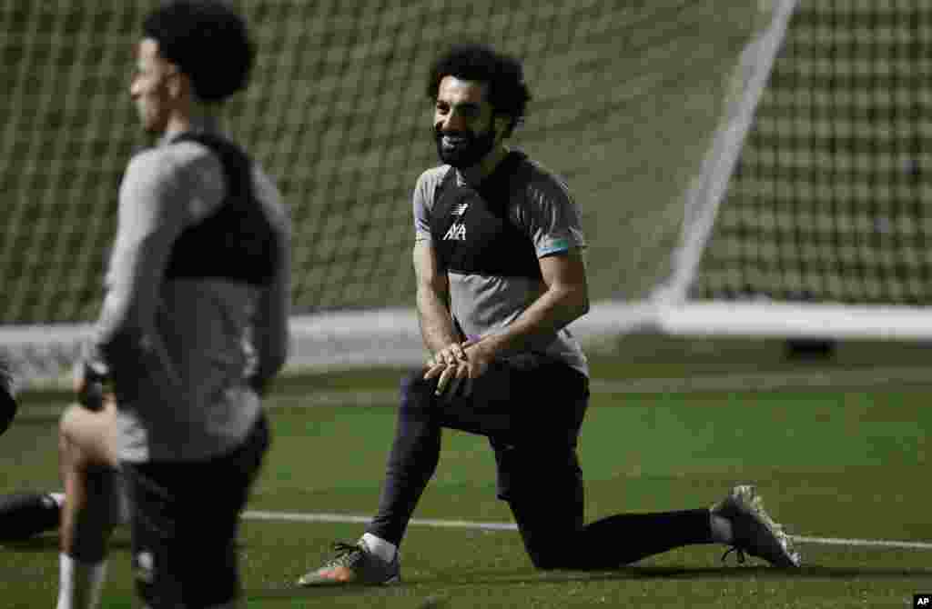 محمد صلاح ستاره تیم لیورپول، در حال گرم کردن در دوحه، قطر و یکی از استادیوم‌های میزبان جام جهانی آینده