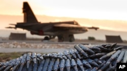 شام کے ایک فوجی اڈے پر موجود روس کا جنگی طیارہ (فائل فوٹو)