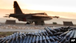 Un avión bélico ruso está siendo con un cargamento de municiones en la base aérea de Hmeymim, en Siria. Foto de archivo proporcionada por el Servicio de Prensa del Ministerio de Defensa de Rusia.