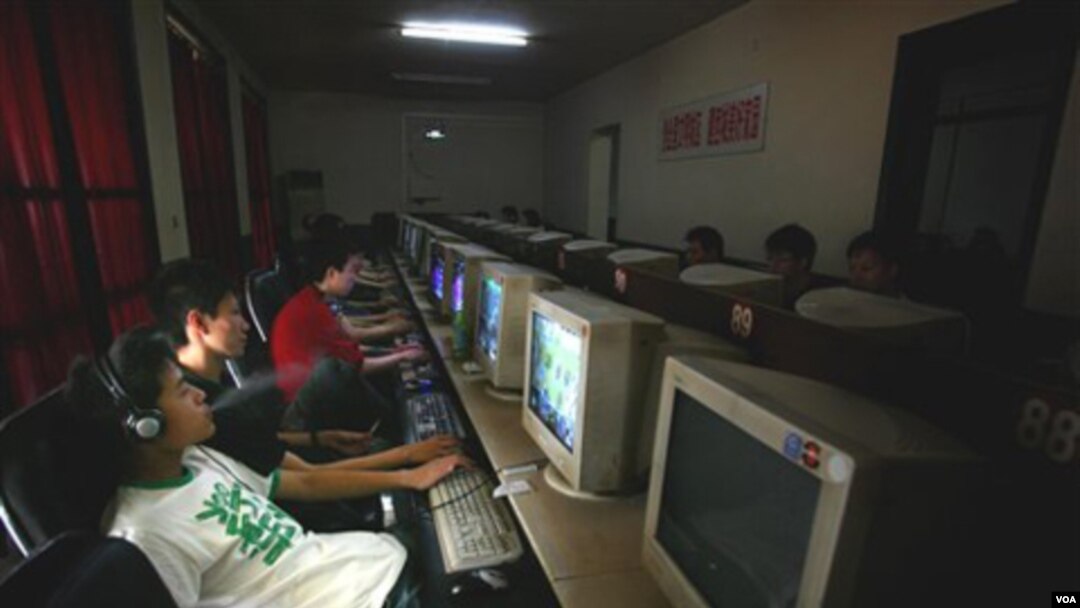 Anak-anak muda di Tiongkok sedang menggunakan komputer di sebuah kafe internet Beijing, Tiongkok.
