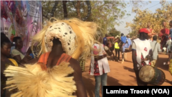 Des danseurs du festival, à Ouagadougou, le 16 février 2019. (VOA/Lamine Traoré)