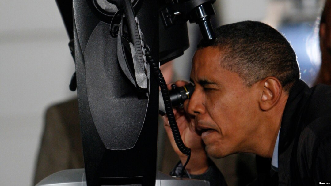 Presiden AS Barack Obama meneropong bintang dari balik teleskop dalam acara dengan murid-murid SMP dan astronom dari seluruh negeri di Lapangan Selatan Gedung Putih. (Foto: Dok)