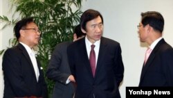 15일 박근혜 한국 대통령 당선인 대변인 등과 대화하는 윤병세 외교통일분과위 인수위원(가운데). (자료사진)