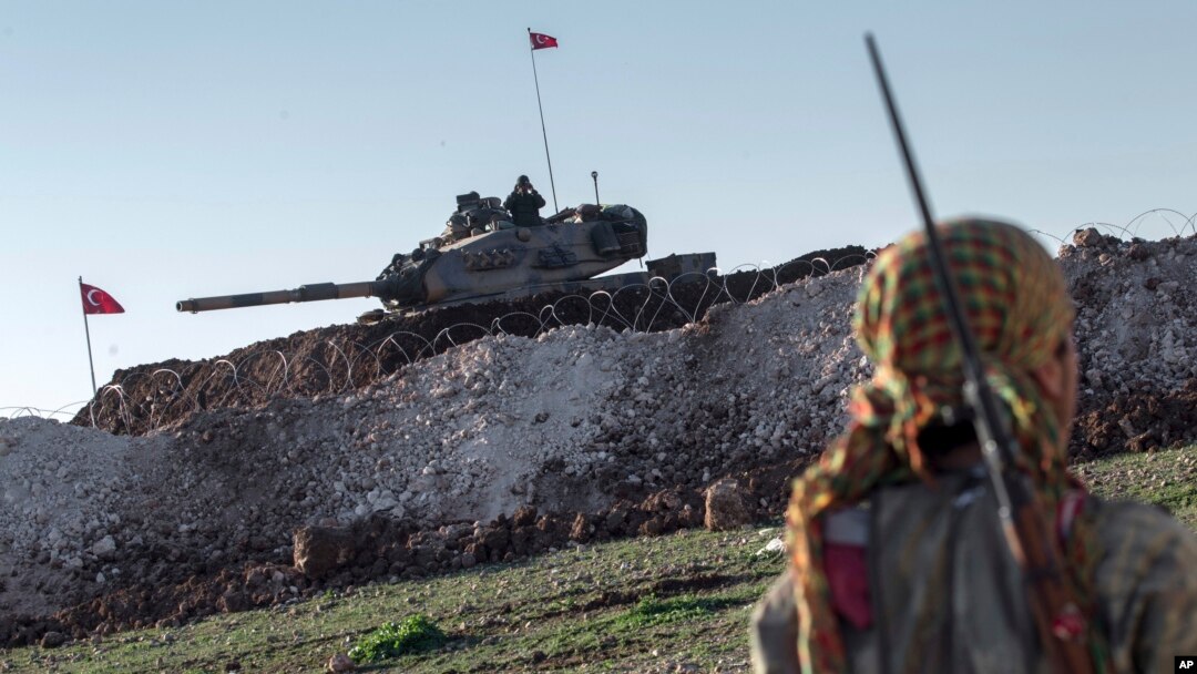 Militan Kurdi (YPG) melakukan patroli di Suriah utara (foto: ilustrasi). 