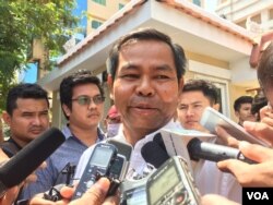 Yung Phanith, lawyer for Choub Somlab, talks to reporters after the hearing of Kem Ley’s murder at municipal court on March 1, 2017.