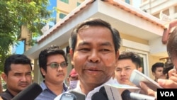 Yung Phanith, lawyer for Oeut Ang, talked to reporters after the hearing of Kem Ley’s murder case outside of Phnom Penh Municipal Court, Phnom Penh, Cambodia, March 1, 2017.