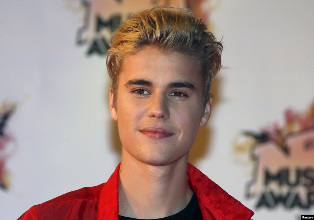 加拿大歌星 Justin Bieber 在法国戛纳（2015年）。他参加了在曼彻斯特举行的慈善音乐会。