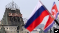지난해 4월 러시아 블라디보스토크에 김정은 북한 국무위원장 방문을 맞아 양국 국기가 나란히 걸려있다.