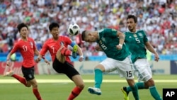 Son Heung-min de Corea del Sur (segundo desde la izquierda) busca controlar la pelota en poder de Niklas Suele, de Alemania, en el partido por el Grupo F el Mundial de Rusia en the Kazan, el miércoles, 27 de junio de 2018.