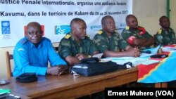 Composition de la cour militaire du Sud-Kivu dans les audiences foraine de Kavumu, en RDC, le 10 novembre 2017. (VOA/Ernest Muhero)