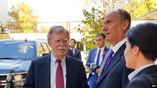美国国家安全顾问博尔顿（左）与俄罗斯安全委员会秘书长帕特鲁舍夫（中）
