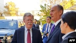 El asesor de seguridad nacional de Estados Unidos, John Bolton (izq.) y el presidente del Consejo de Seguridad de Rusia, Nikolai Patrushev, conversan antes de una reunión oficial en Moscú, el 22 de octubre de 2018. (Servicio de prensa del Consejo de Seguridad de Rusia vía AP).