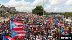 Foul ki te rasanble devan palè gouvènmantal la nan San Juan, lendi 22 jiyè 201 9la, pou mande demisyon Gouvènè Ricardo Rossello (Foto: REUTERS/Alejandro Granadillo) 