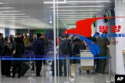 지난 3월 북한 평양 국제공항에서 블라디브스토크행 항공편에 타려는 승객들이 탑승수속을 밟고 있다.