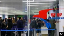 9일 북한 평양 국제공항에서 블라디브스토크행 항공편에 타려는 승객들이 탑승수속을 밟고 있다.